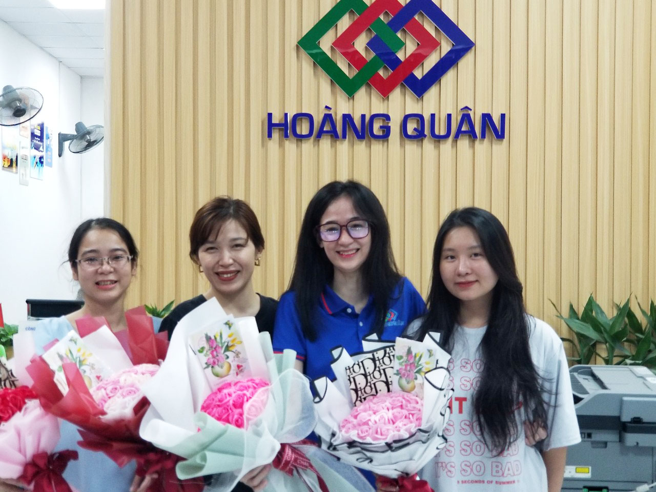 Tặng quà mừng ngày 20/10 tại công ty Hoàng Quân (2023)